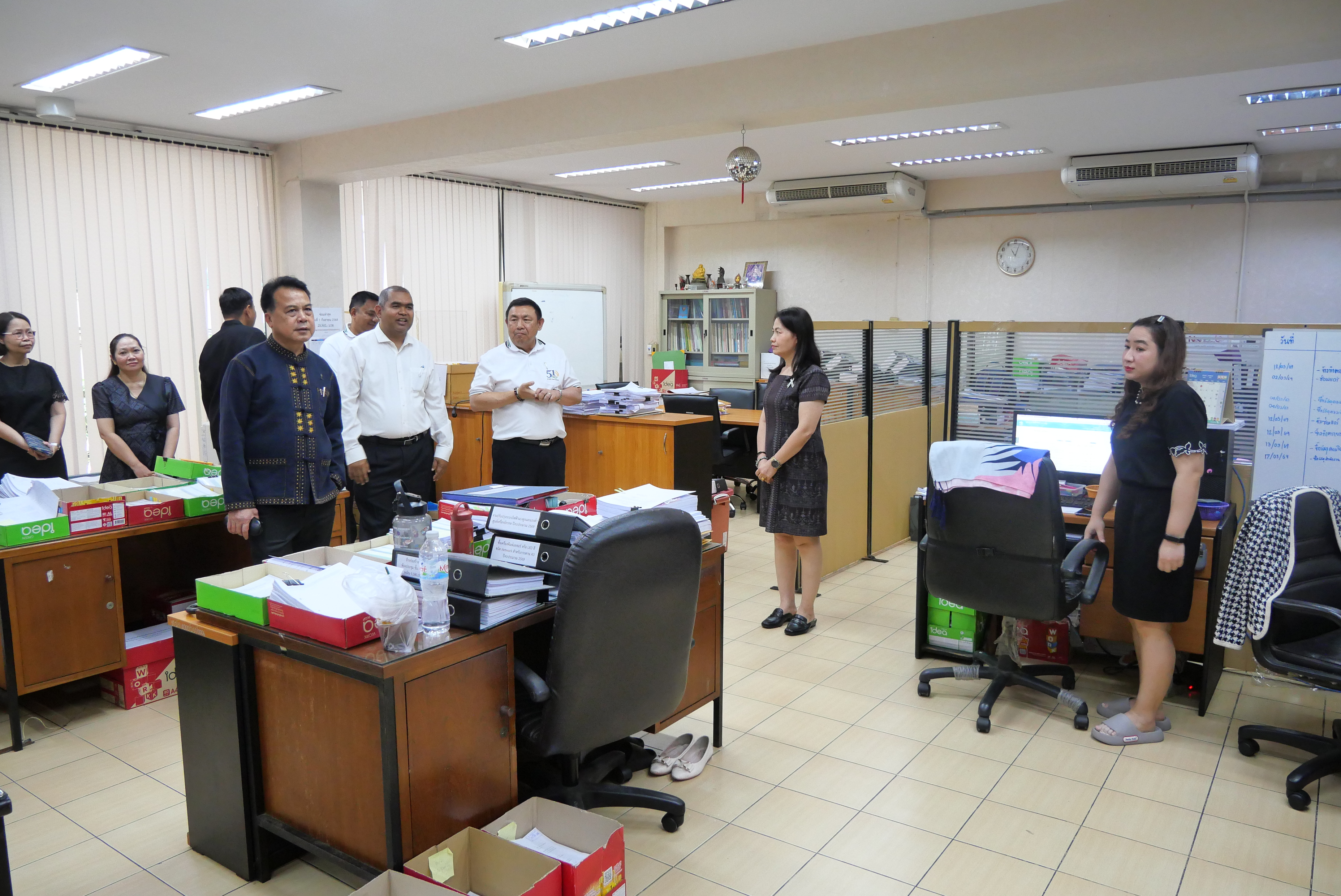 title - เลขาธิการ ส.ป.ก. ตรวจเยี่ยมบุคลากร ส.ป.ก. ถนนราชดำเนินนอก